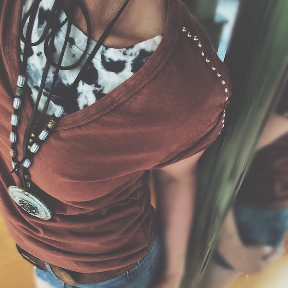 Studded Raw Edge Sleeve V-Neck Tee - Picture 12 of 16